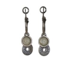 Marloes creme oorbellen Qoss 't oude huys cabochon met hanger bedel .JPG 2