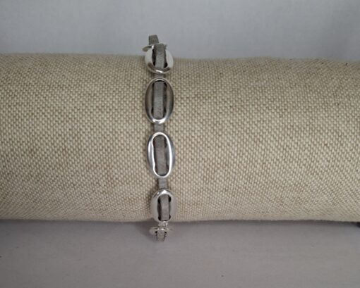moniek armband qoss grijs